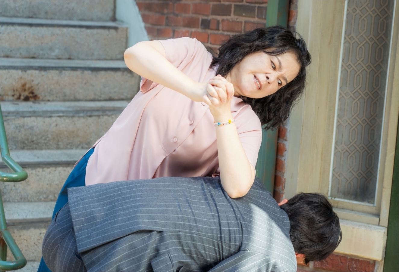 Park Hyung Sik And Park Shin Hye Get Caught In Bed By Her Mom On “Doctor Slump”