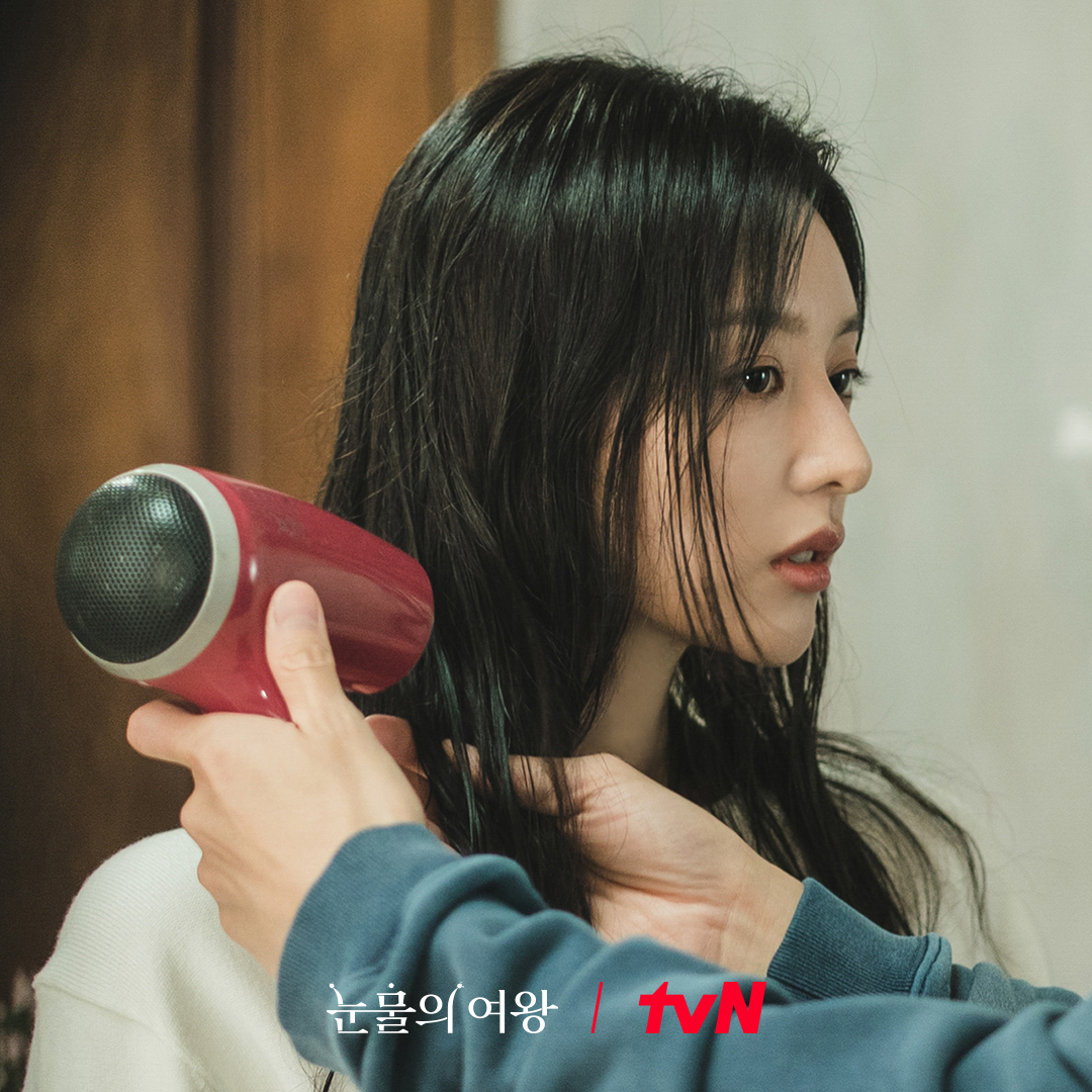Kim Soo Hyun Tenderly Takes Care Of Kim Ji Won In “Queen Of Tears”