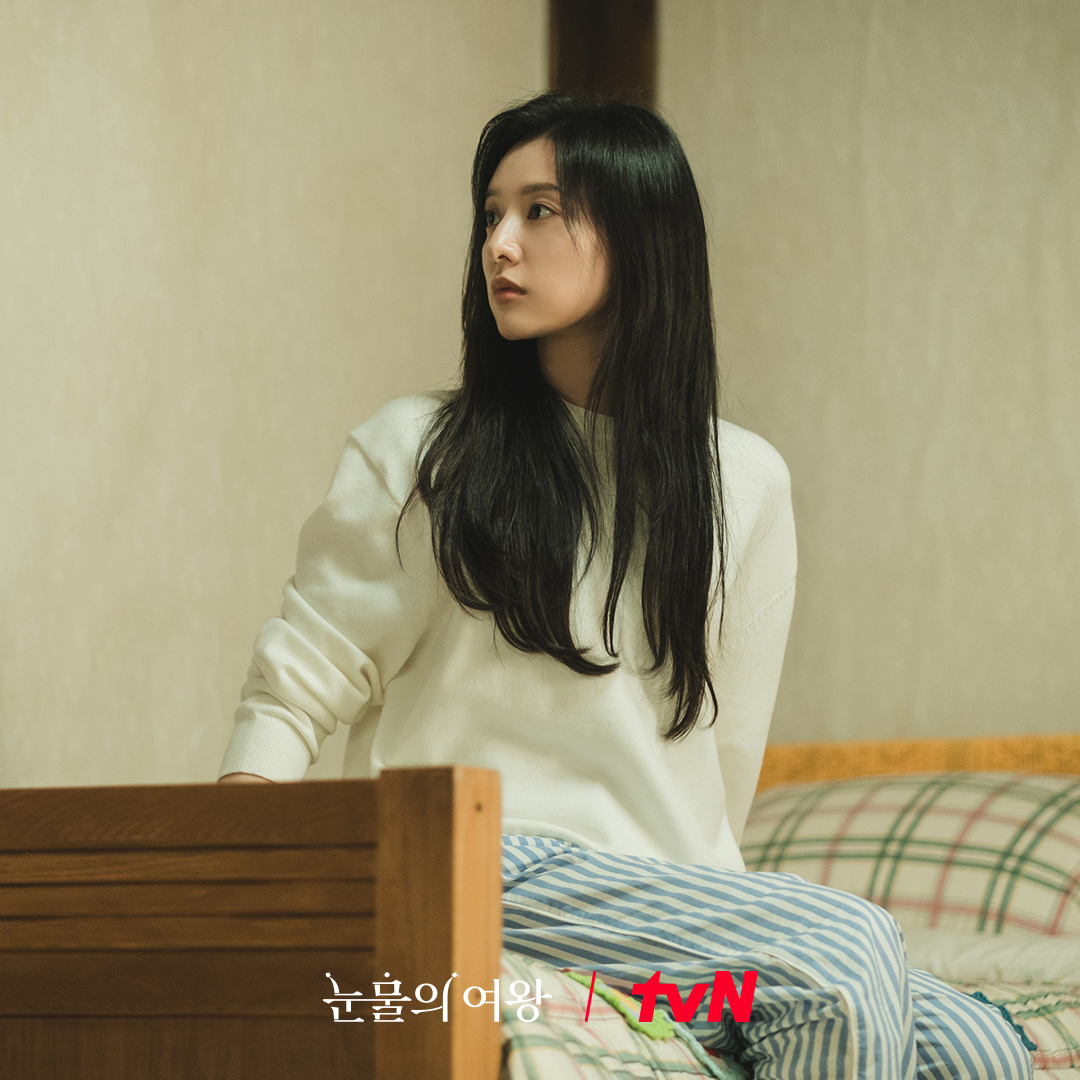 Kim Soo Hyun Tenderly Takes Care Of Kim Ji Won In “Queen Of Tears”