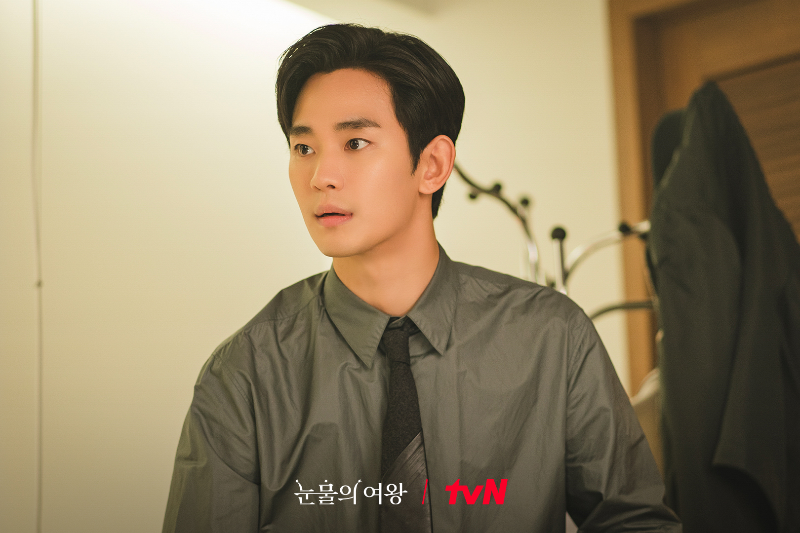 Kim Soo Hyun And Kim Ji Won Get Flustered Over Having To Share A Bed In “Queen Of Tears”